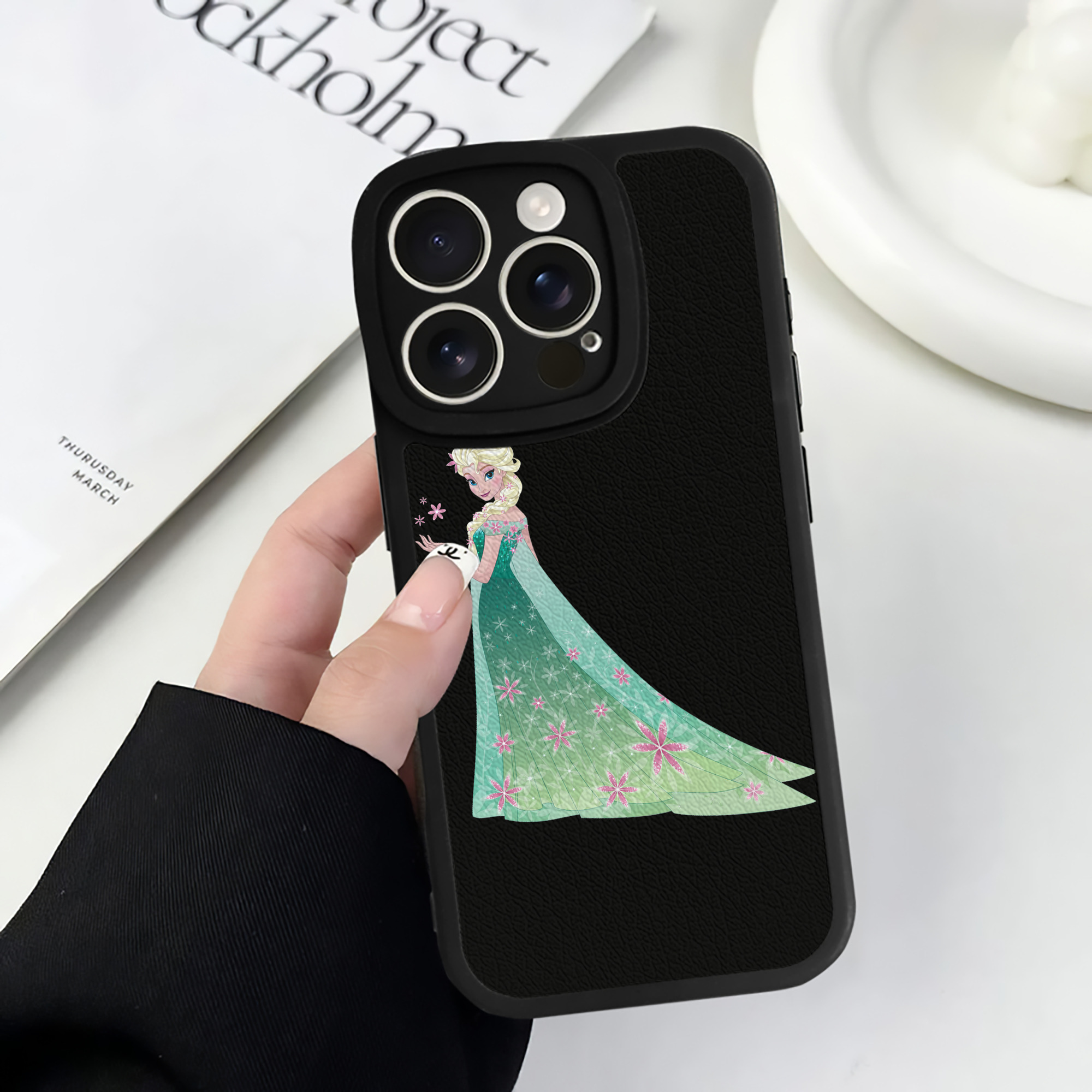 （画像用） アナと雪の女王 アンナ エルサ Frozen Anna Elsa 【iPhone 16シリーズ対応】シリコンスマホケース（レザー調） 材質：シリコン